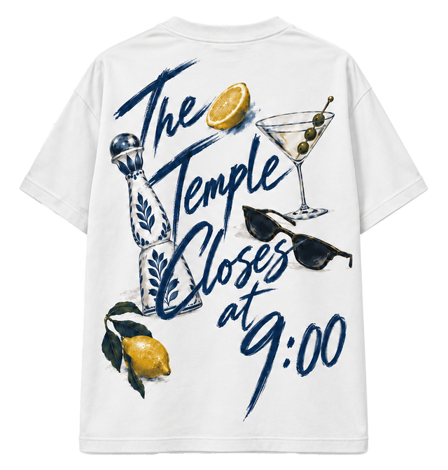 9PM espalda: playera blanca con The Temple Closes at 9:00, botella, martini, lentes y limones.