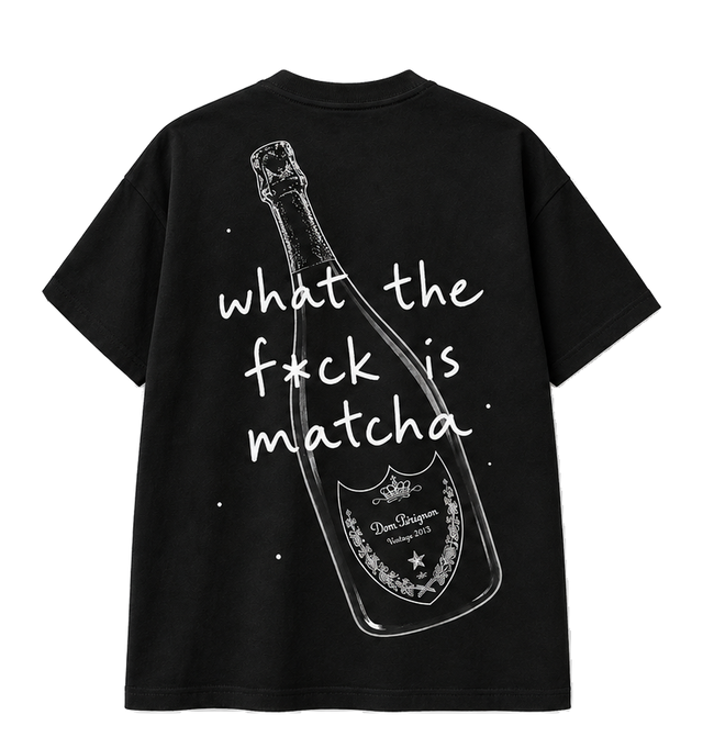 MATCHA CLUB espalda: playera negra con botella dibujada y la frase what the f*ck is matcha.